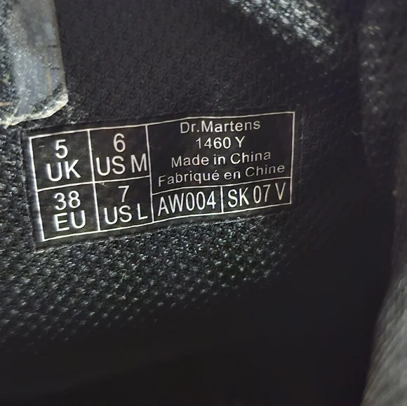 Dr. Martens 1460Y Patent Leather Lace Up Boots - Picture 7 of 7